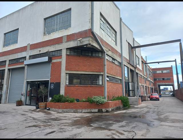 140M² WAREHOUSE RENTED IN SALT RIVER